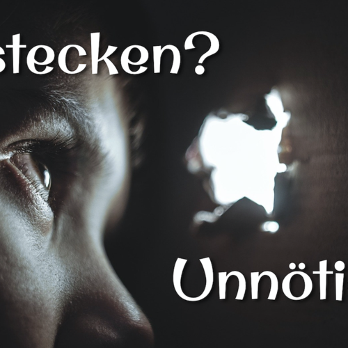 Ein Junge schaut im Dunkeln durch ein Loch