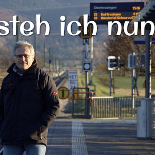 Fritz Breisacher am Bahngleis mit Schriftzug Da steh ich nun ...
