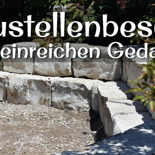 Steinmauer mit Schriftzug Baustellenbesuch mit steinreichen Gedanken