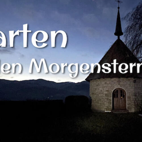 Kapelle in der Dämmerung mit Schriftzug Warten auf den Morgenstern ...