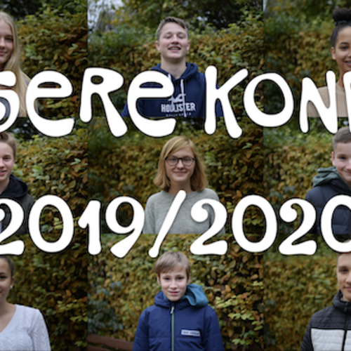 9 junge Leute im Hintergrund mit Schriftzug Unsere Konfis 2019/2020